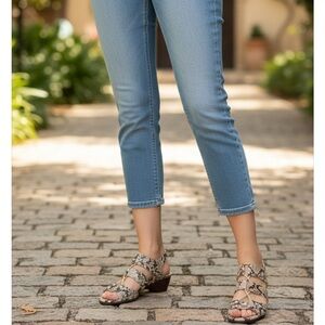 Bella Vita Snakeskin Pattern Sandals Size 5.5 NWT/Box Very Comfortable.